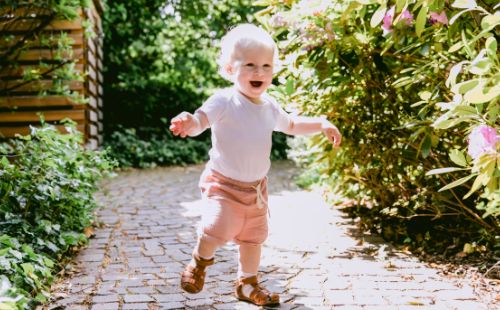 So schön der Sommer auch ist, so wirft die Hitze häufig auch die große Frage auf: Was ist die richtige Sommerpflege für Babys und Kinder? In unserem Blogbeitrag beantwortet Dr. Renate Kirschner die wichtigsten Fragen über die richtige Sommer-Hautpflege.
